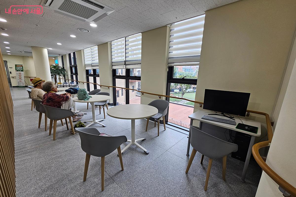 1층의 휴식 공간은 함께 이야기를 나누는 열린 공간이다. ©이혜숙