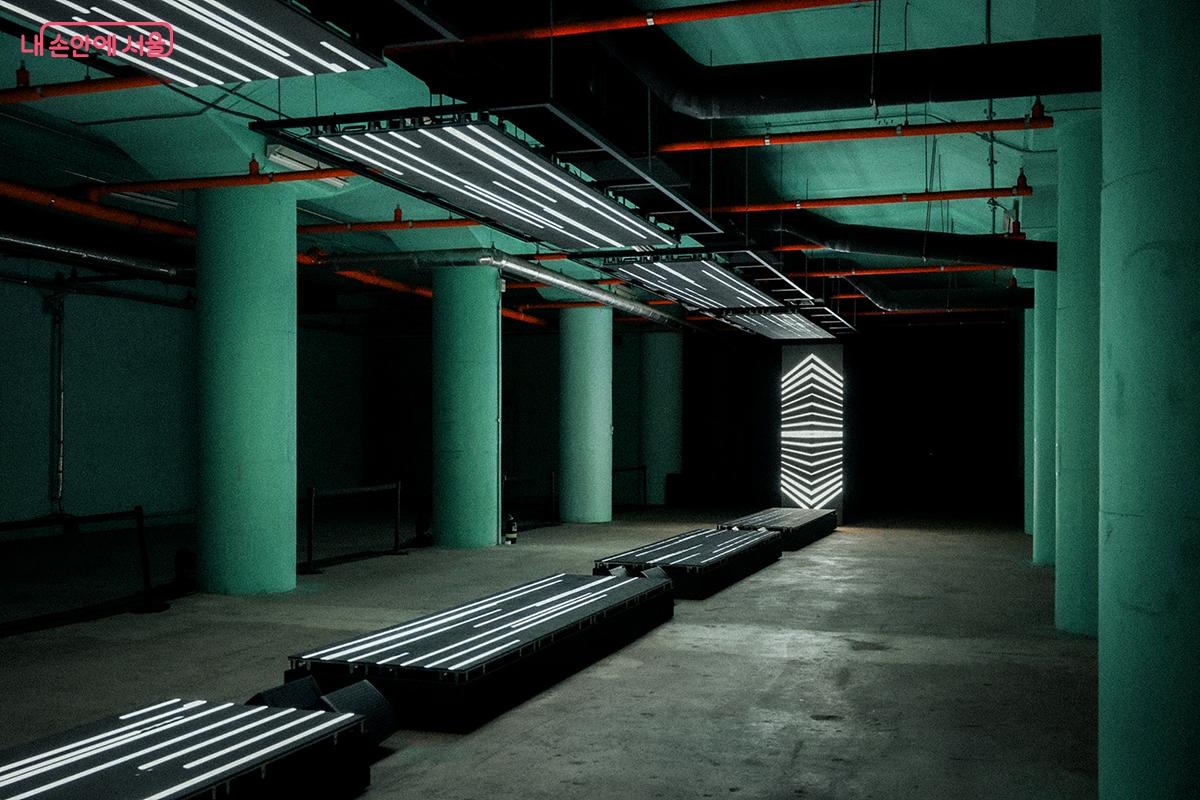 마지막 공간에서 AI, 패션, 빛, 소리가 결합된 오디오-비주얼 퍼포먼스인 'SECOND SKIN'을 만났다.  ©김아름