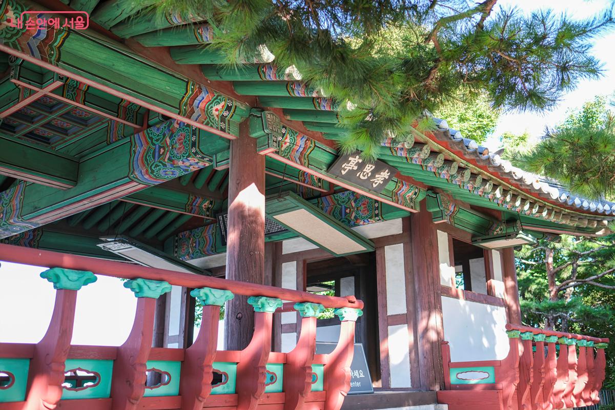 정면 3칸, 측면 2칸에 5량집에 난간을 두르고 팔작지붕을 얹은 형태로 지어졌다. ©박우영