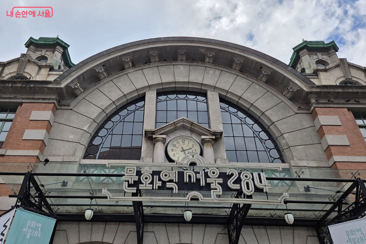 옛 서울역  파발마 시계는 전쟁 때도 역무원들이 지켜낸 서울역의 상징이다. ©장미화