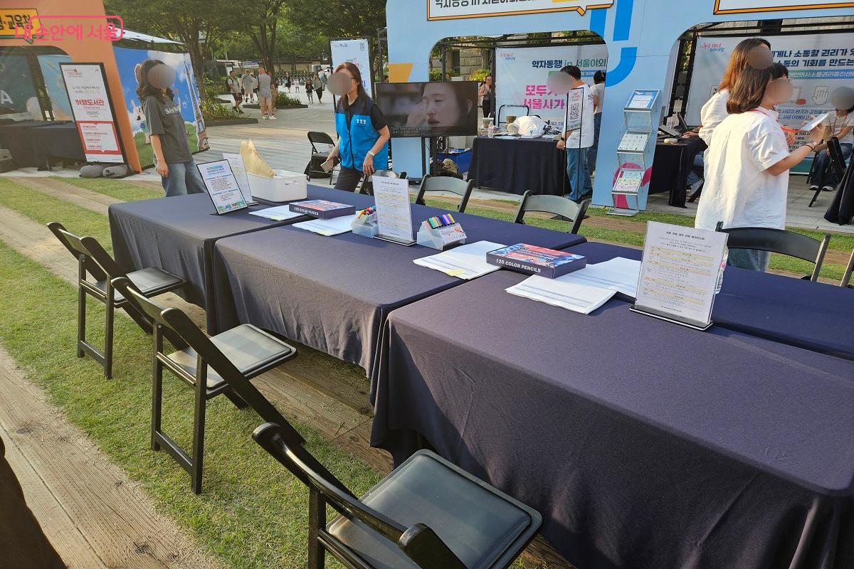 읽고 쓰기를 어려워 하는 이들을 위해 조금 더 쉽게 글을 써보는 체험 부스 ©김진호