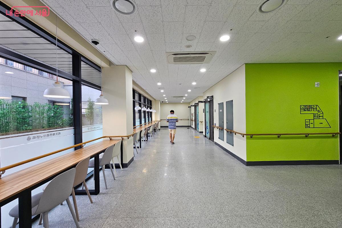 1층 창가 공간은 소통과 배움이 어우러지는 복지관의 중심 공간이다. ©이혜숙