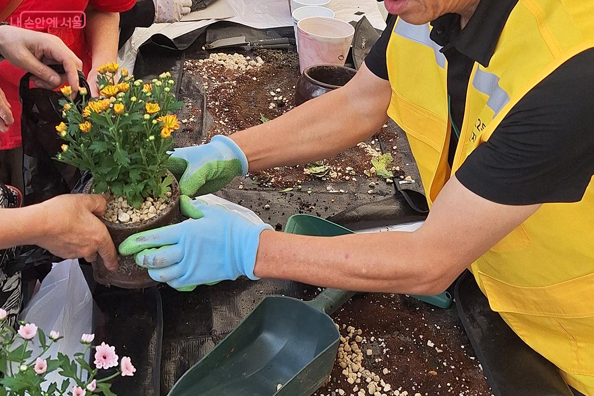 가드닝 전문가들의 손길을 거친 화분이 시민들의 손에 전달되고 있다.