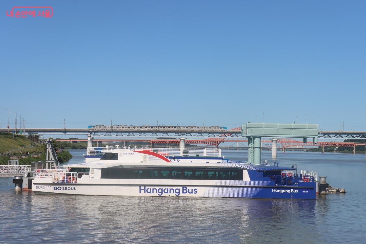 마곡선착장 내 정박 중인 한강버스 ©조수연