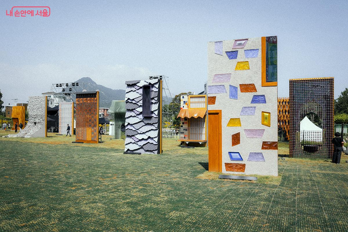 건축가와 엔지니어뿐 아니라 재단사, 요리사, 보석 세공사, 예술가, 패션 디자이너, 자동차 제작자, 제조업 종사자 등 다양한 직업인이 참여해 완성된 <일상의 벽(Walls of Everyday Life)> 작품들 ⓒ김아름