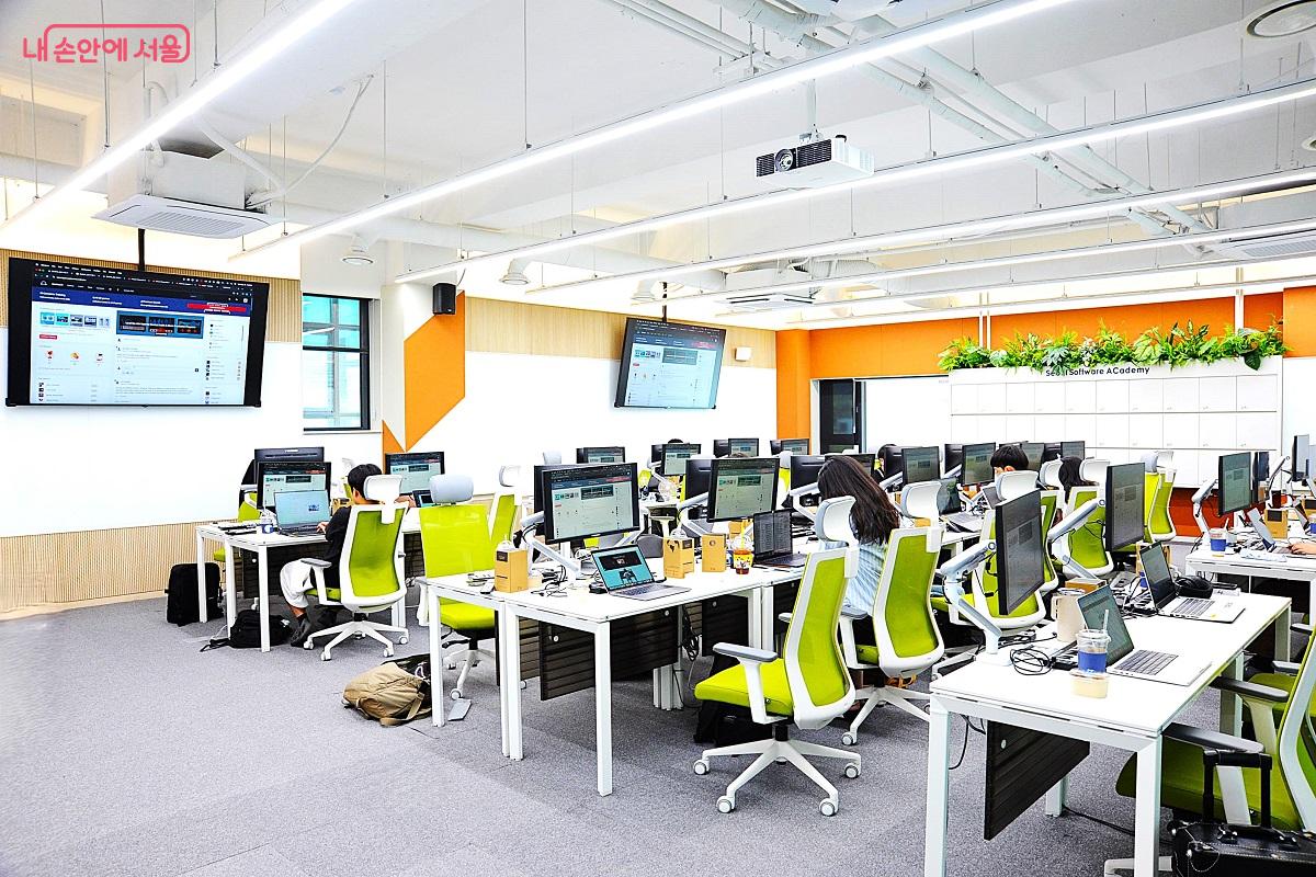 첫 강의가 진행 중인 강남캠퍼스 ‘클래스3’ ©조수봉