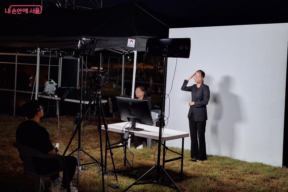 인터넷으로 동시에 중계된 이날 개막식은 수화 서비스 등 소외된 이웃을 위해 배려한 점이 눈에 띄였다.