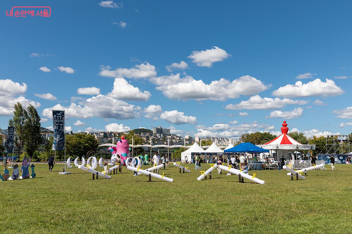 한강이 ‘도심 속 무릉도원’으로 변하는 특별한 가을 축제가 잠원한강공원에서 열리고 있다. ⓒ문청야
