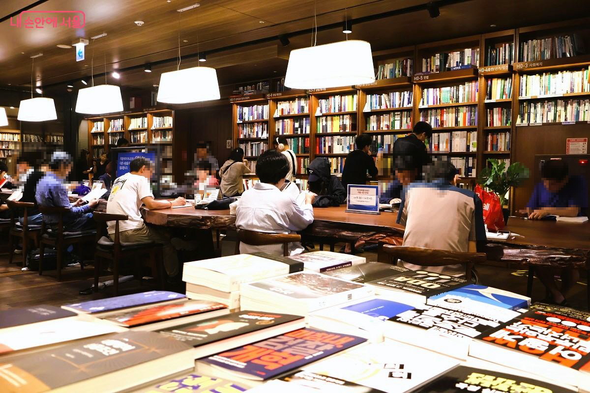 기다란 독서 테이블 아지트엔 벌써 빈자리가 없다. 책을 읽는 사람들로 북적였다. &copy;이봉덕 