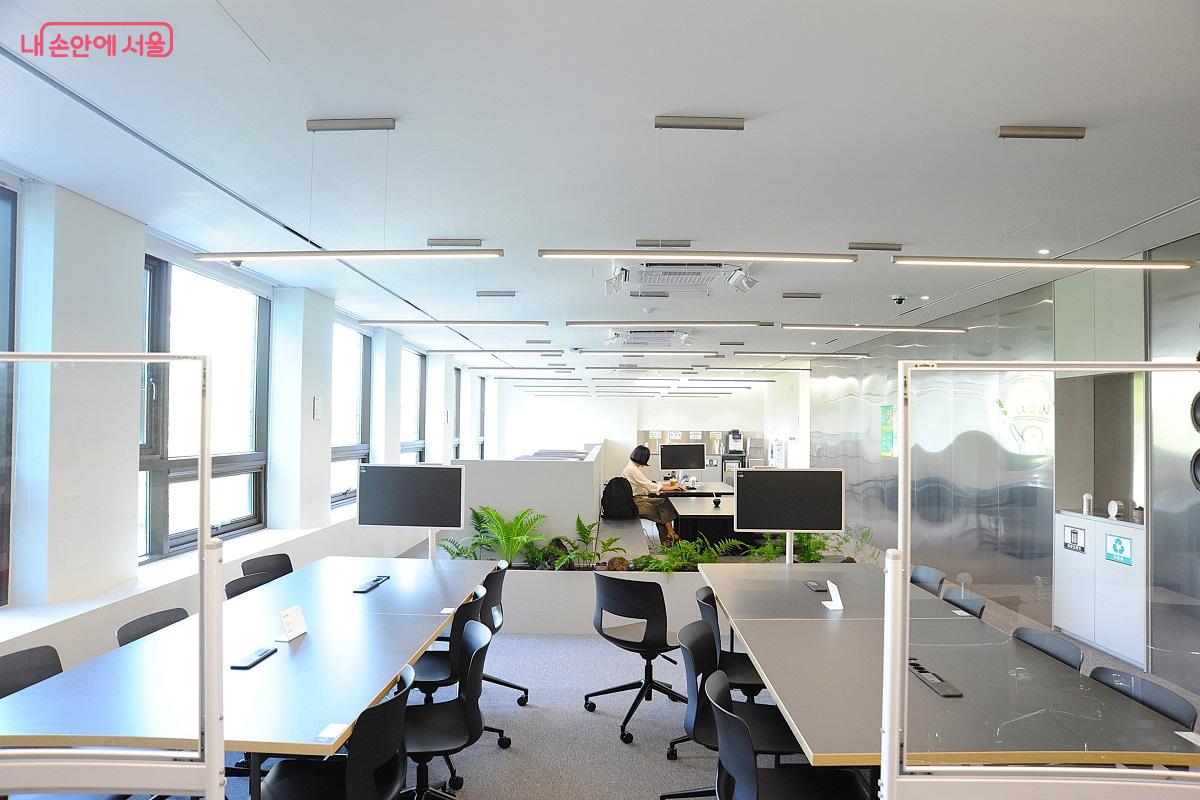 교육생들의 휴식, 네트워킹, 자율 학습, 팀 활동 등을 위한 커뮤니티 라운지 ©조수봉