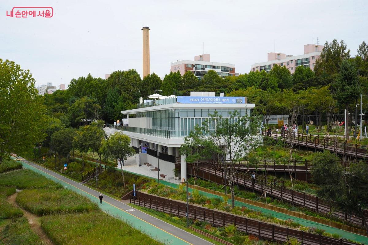 양재천 수변활력거점이 &lsquo;양재천 수변문화쉼터&rsquo;로 문을 열었다. &copy;조수봉