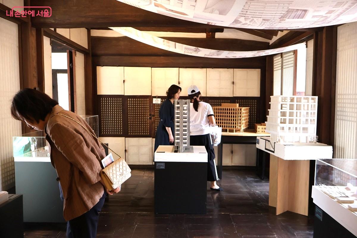 건축상 수상 작품을 세밀하게 들여다보고 있는 시민들 ©이봉덕