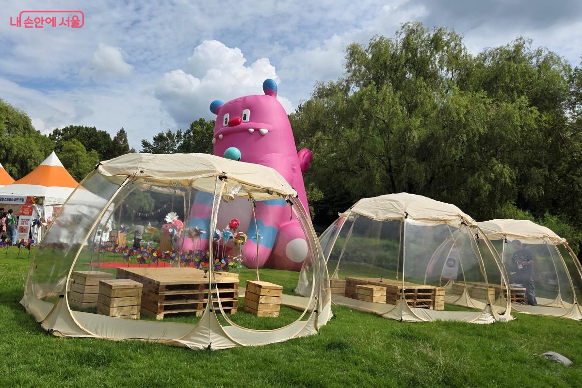 투명 돔 안에서 잠시 쉬어 갈 수 있는 힐링 쉼터 &copy;김미선