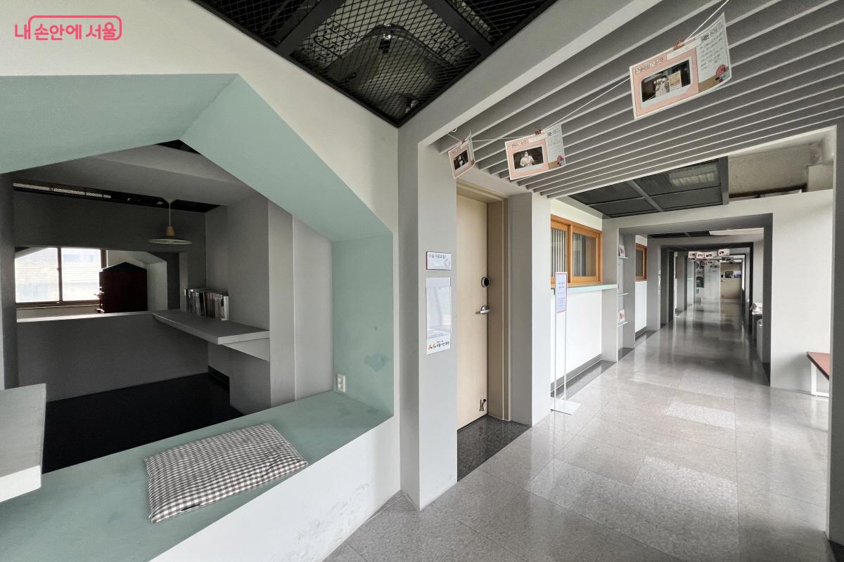 미술가꿈교실, 수유실이 있는 3층. 휴게 공간과 학습 공간이 적절하게 구성되었다. ©박지영