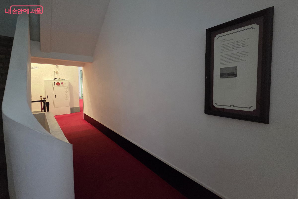 '부인방'으로 가는 출입 통로 벽에 옛 사진과 설명이 전시되어 있다. ©장미화