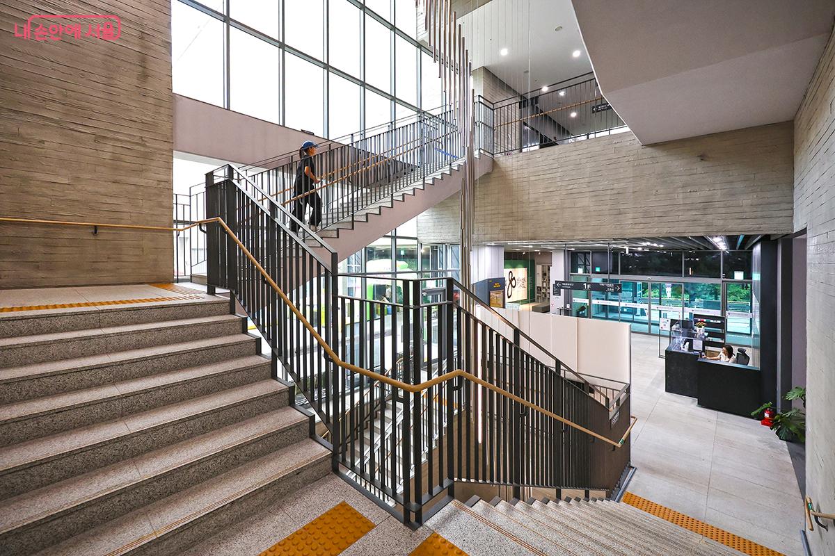 계단을 통해 전시관을 이동하며 자유롭게 관람한다. ©김주연  ​