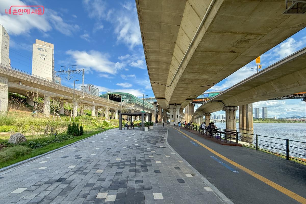 압구정 선착장있는 한강공원. 옥수역이 가까이 있다.