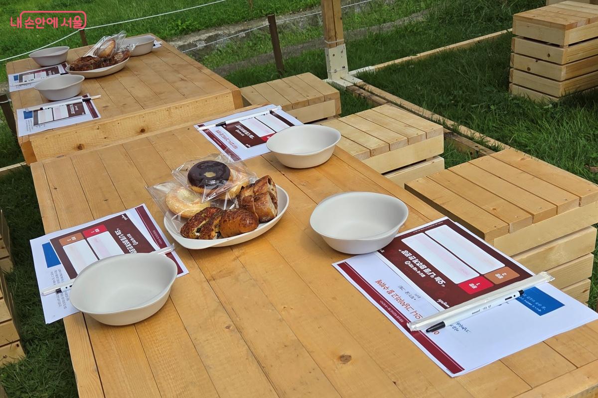 <이유가 많으니 그냥이라고 할 수밖에> 책에 대한 이야기를 나누는 북 피크닉이 준비 중이었다. &copy;김미선