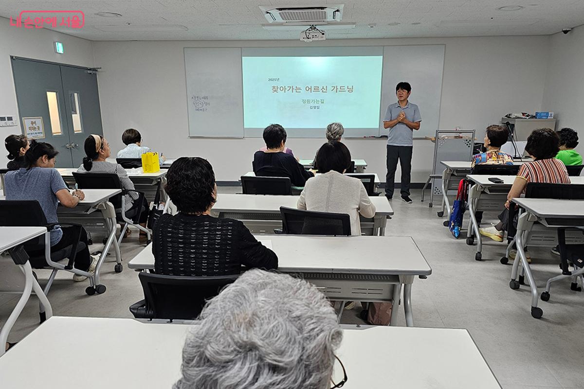 2층 예술교실에서 진행된 ‘찾아가는 어르신 가드닝’ 프로그램 ©이혜숙