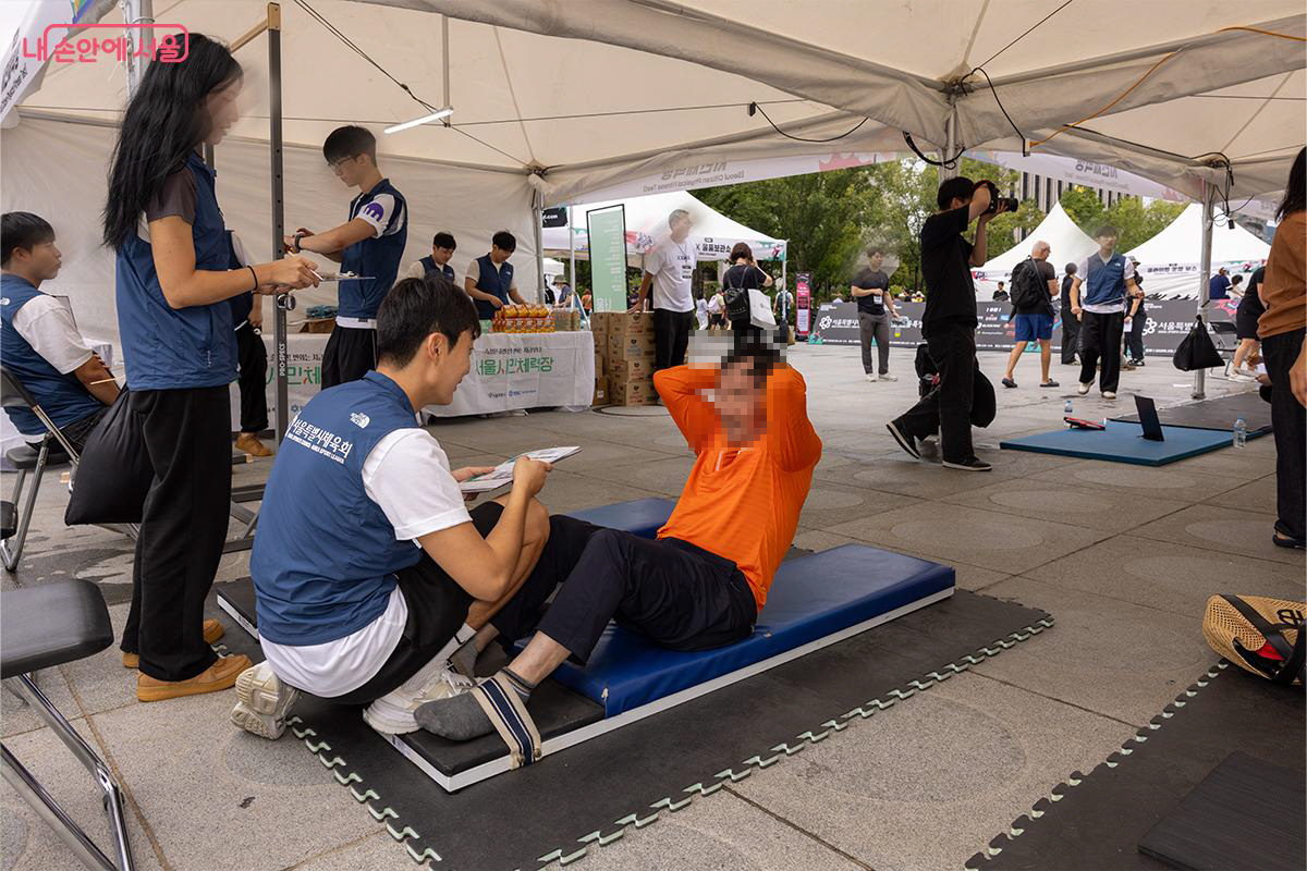 시민체력장에서 한 참가자가 윗몸일으키기 측정에 도전하고 있다. &copy;장신자