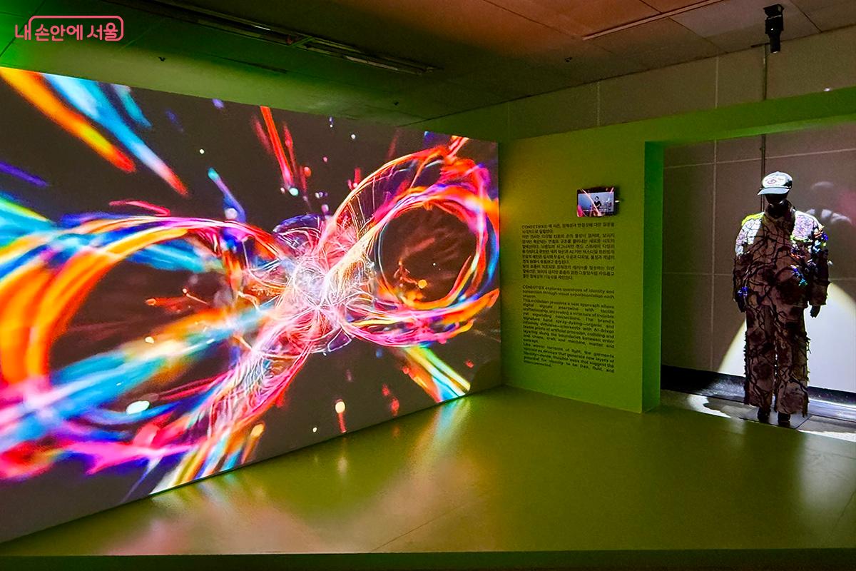 패션과 기술의 만남을 보여주는 김희연 디자이너의 작품 &copy;김미정