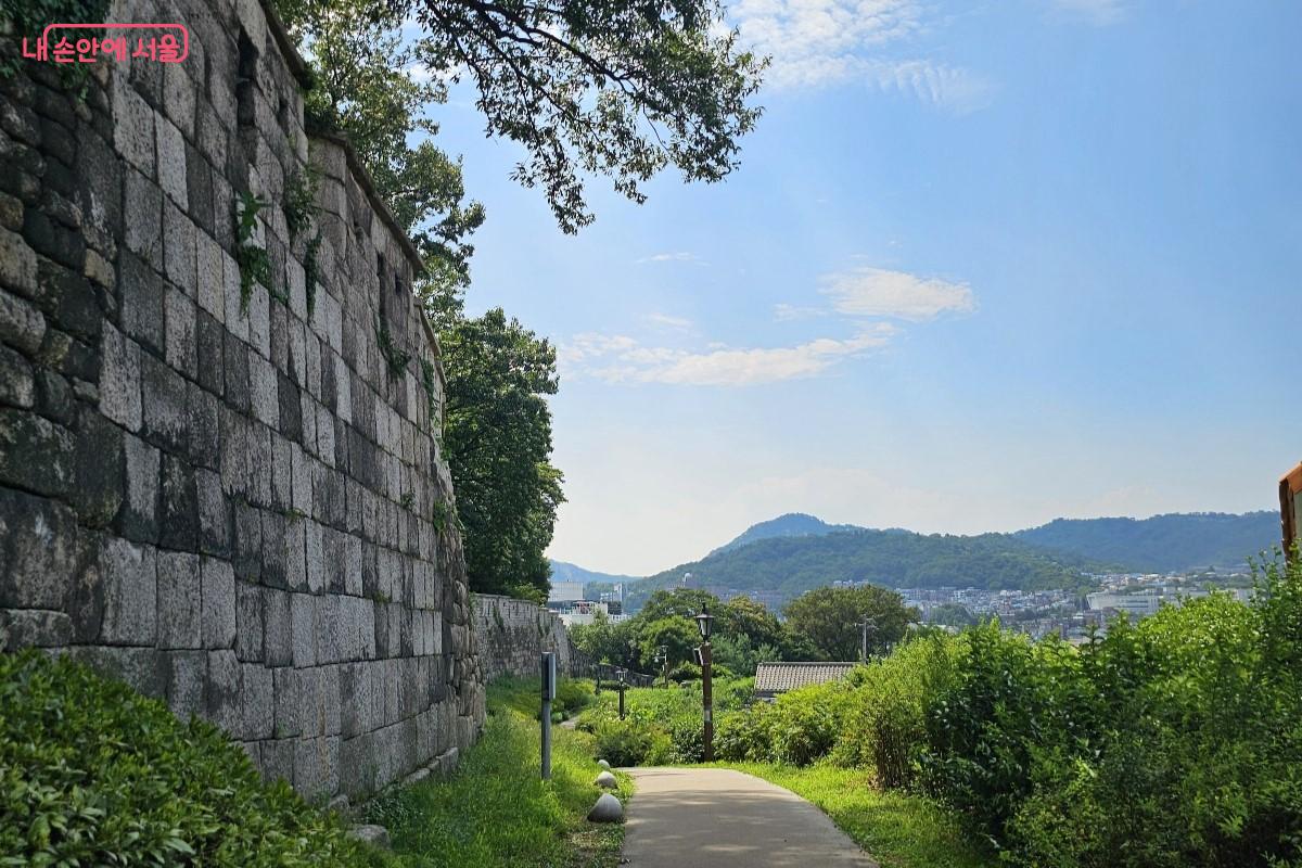북한산과 '369성곽마을'이 바라다 보이는 낙산성곽길 ©최정윤