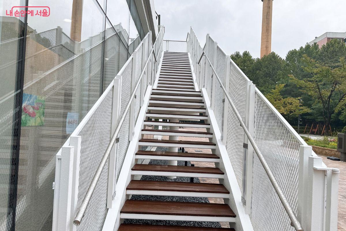 건물 옆의 계단을 이용해 옥상으로 이동할 수 있다.©김재형