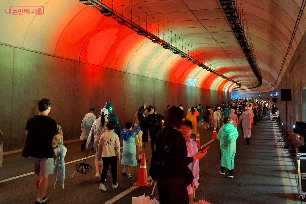 사람들은 흥겨운 리듬에 어깨를 들썩이며 발걸음을 맞추었고, 신나는 힙합 음악에 참가자들은 함성을 질렀다. 