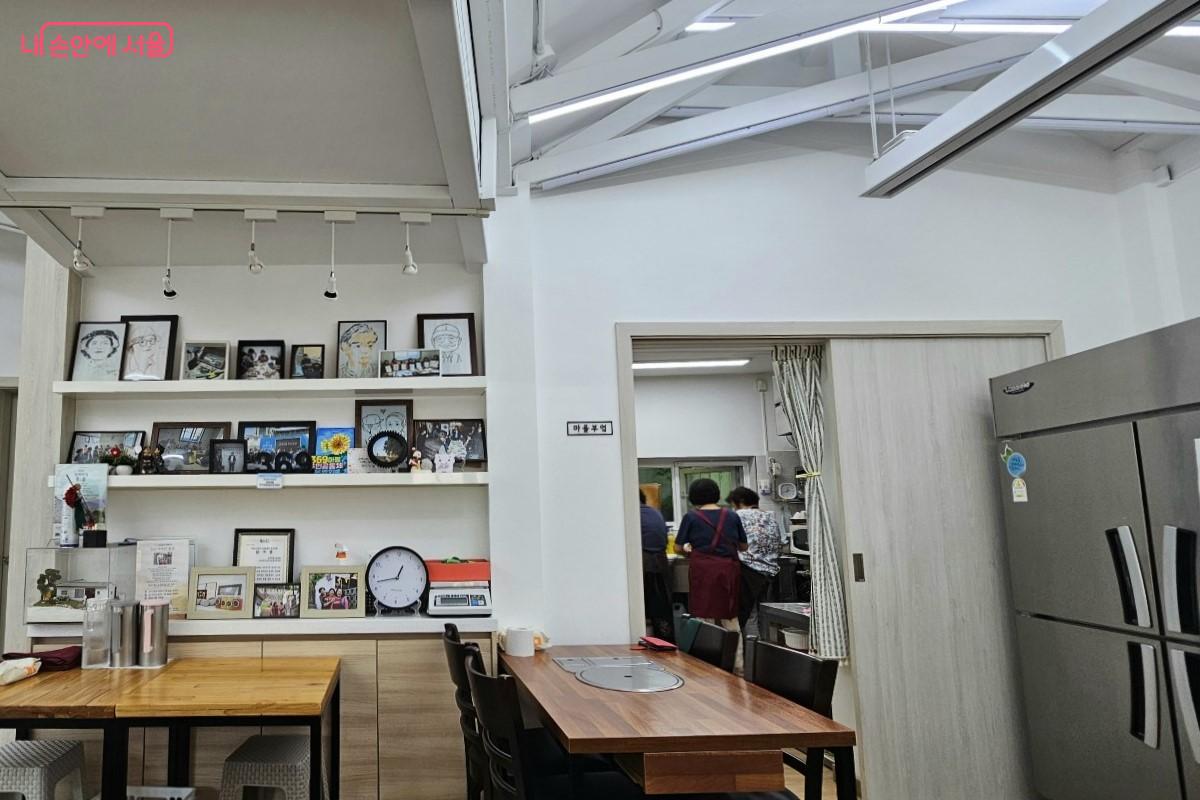 주방에서 음식을 만들고 계시는 어머니들 ©최정윤