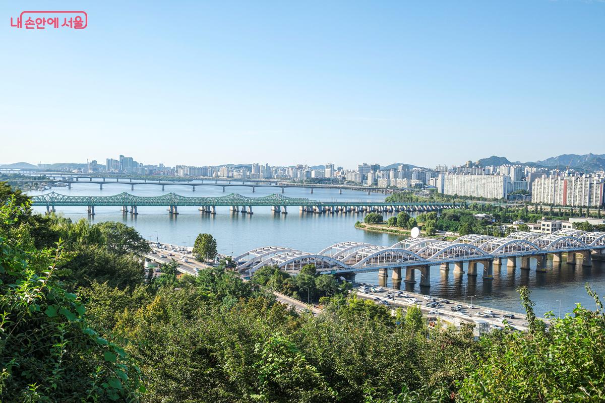 한강을 배경으로 고층 빌딩과 한강 다리들이 어우러진 풍경이 아름답다. ©박우영