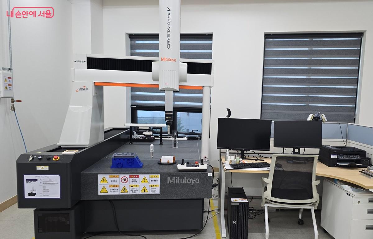 도면대로 가공되었는지 검사하는 접촉식 3차원 측정기 ©조성희