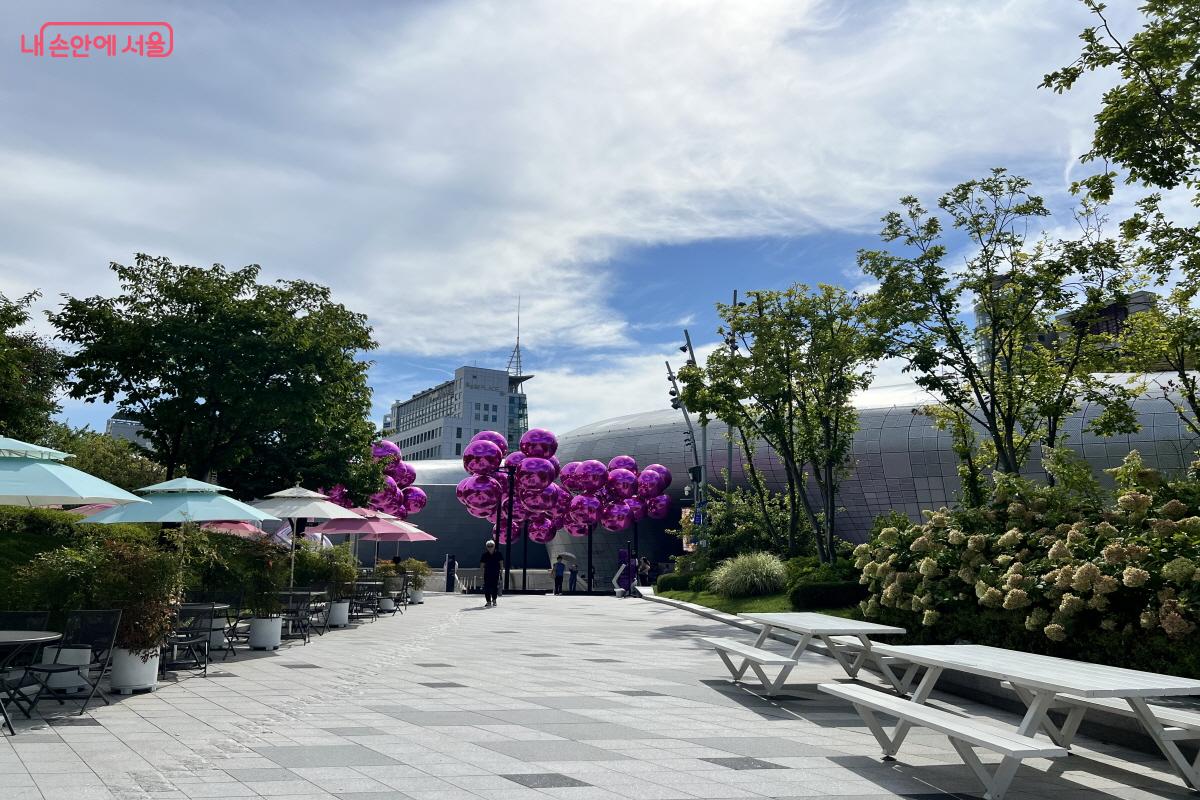 &lsquo;Molecular Cloud&rsquo;에서 이간수문 전시장으로 가는 길에 의자가 놓여 있다. &copy;박지영 