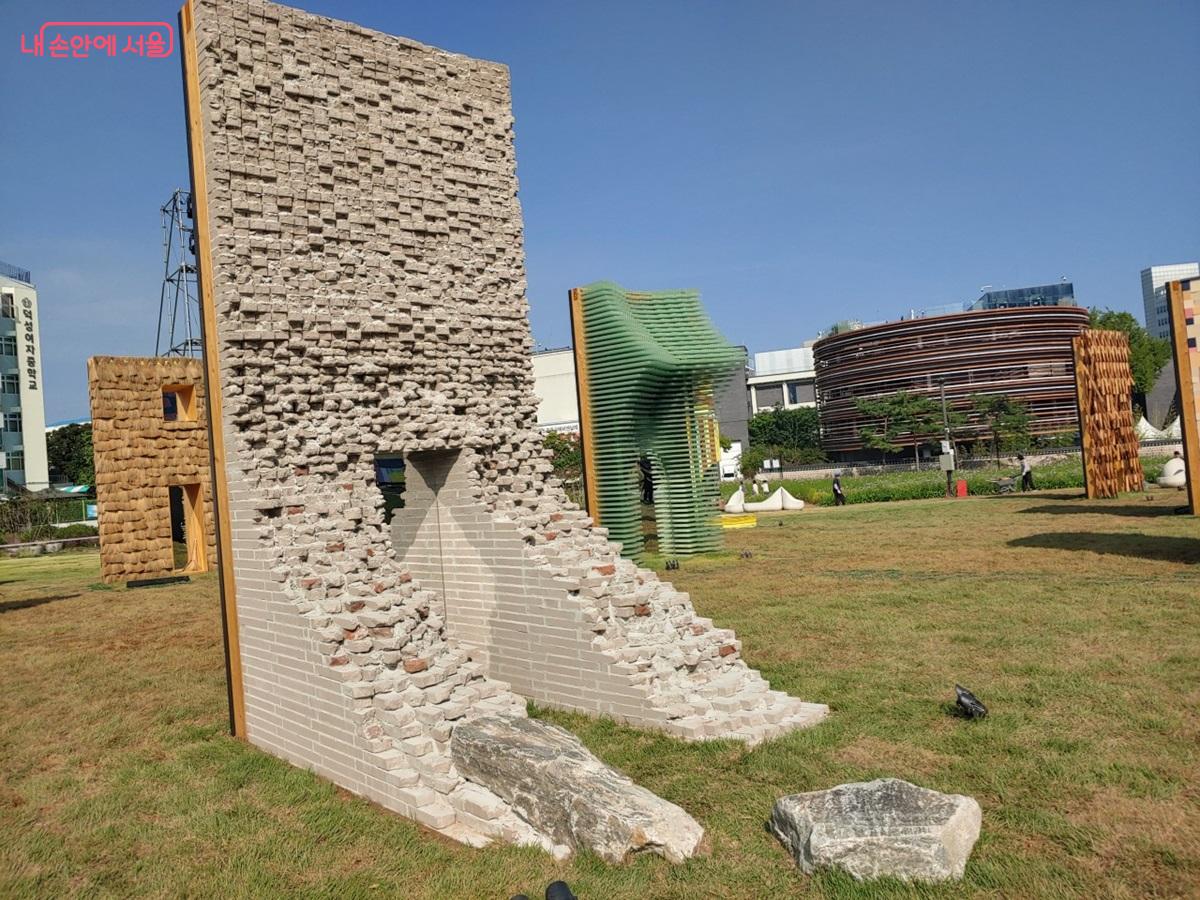 땅으로부터 솟아오른 벽을 표현한 작품 네임리스의 '바위 벽' ©김병규