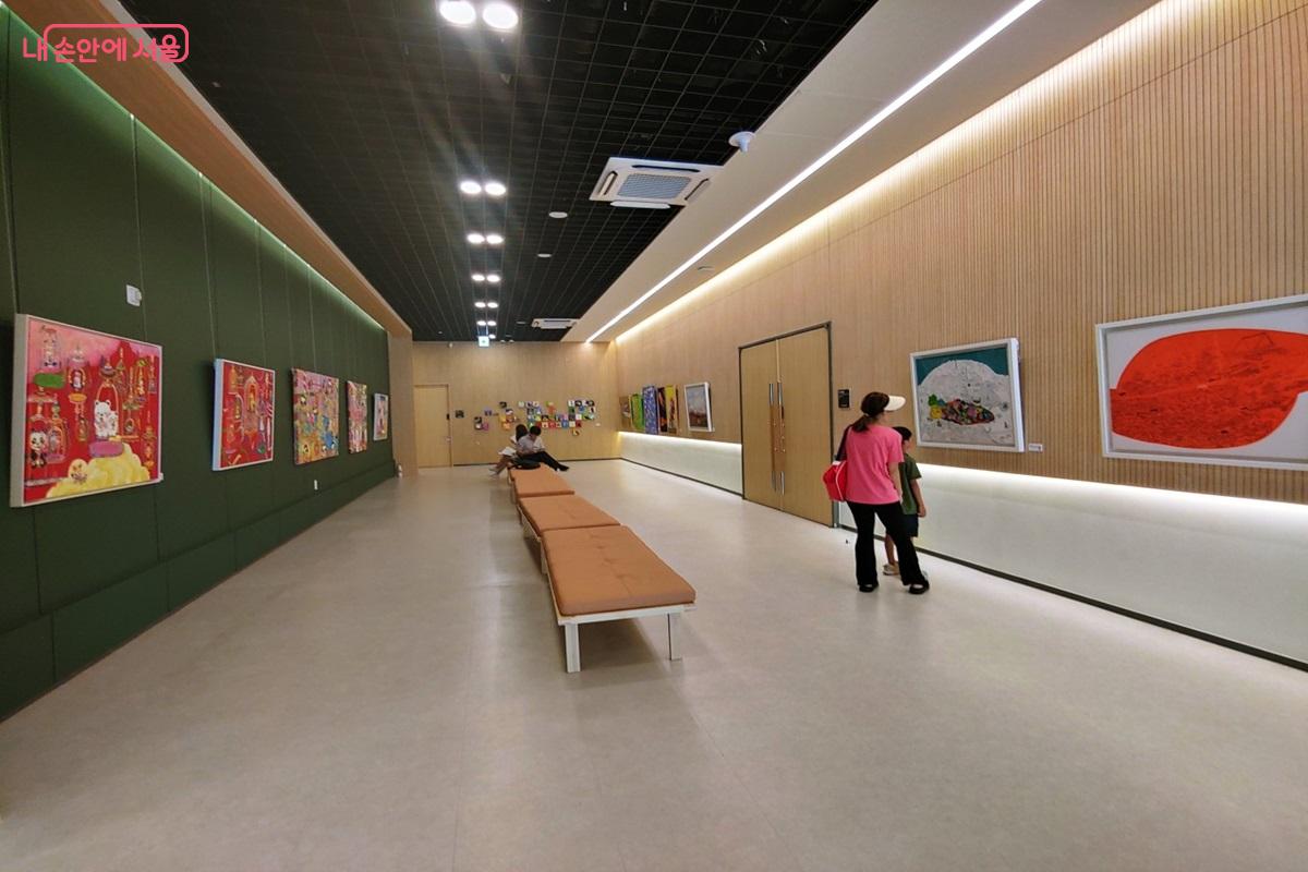 발달장애인 작가들이 그린 그림을 전시 중인 열린미술관 ©엄윤주