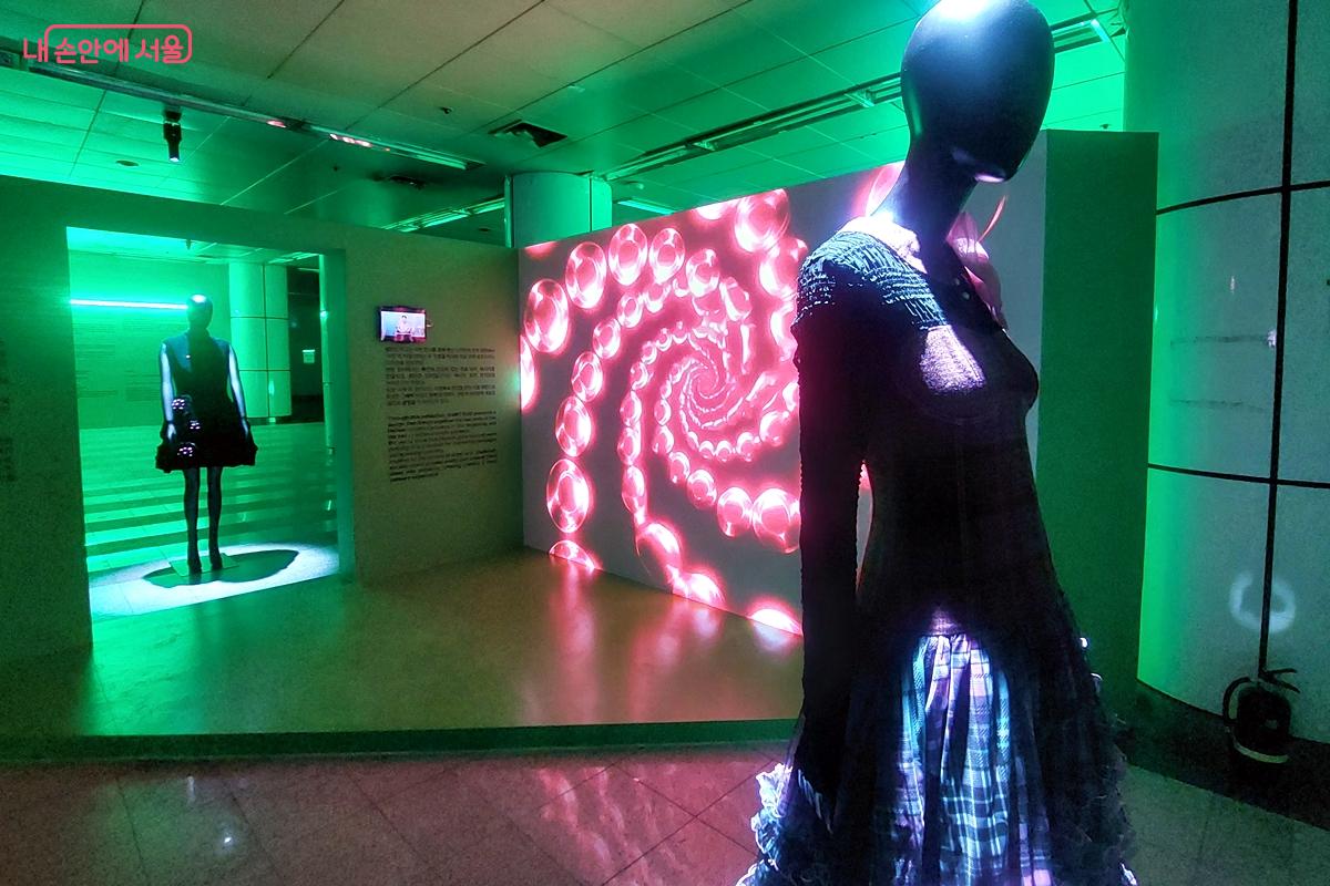 빛으로 만들어진 옷, AI가 그린 이미지, 사운드로 묘사된 거리... 그 모든 것이 만나 새로운 도시형 패션 체험이 완성됐다. ©정향선