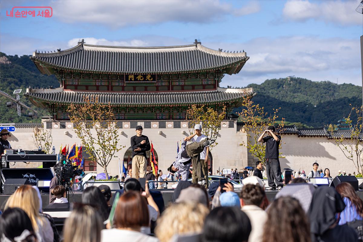 광화문을 배경으로 펼쳐진 브레이킹 무대에 관람객들이 몰려 있다. &copy;장신자