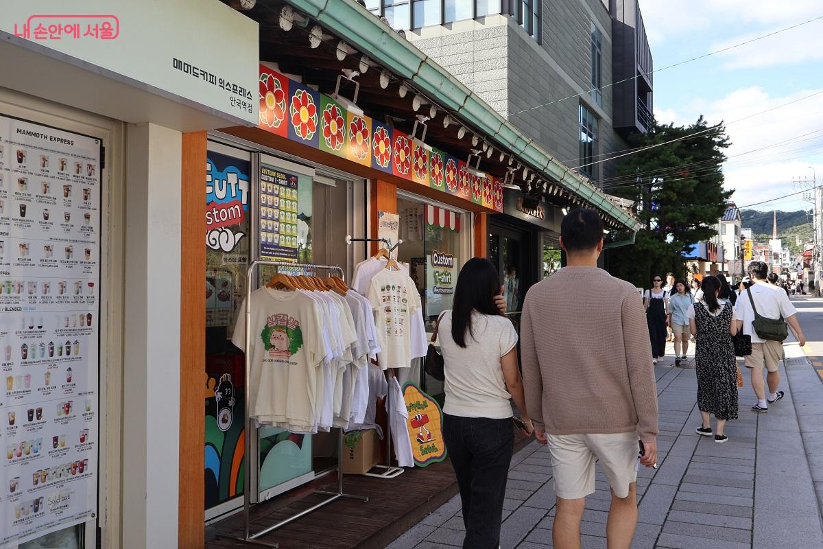 주말 북촌한옥마을을 찾아 여유를 만끽하는 시민들 ©이봉덕