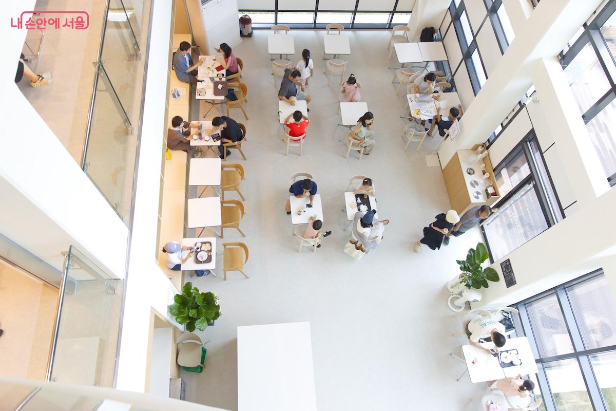 3층에서 1층 북카페를 내려다본 모습 ©임중빈