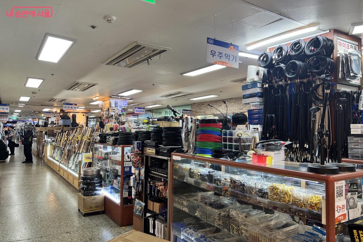 낙원상가 2층과 3층엔 300여 곳의 악기 상점이 있다. ©박지영