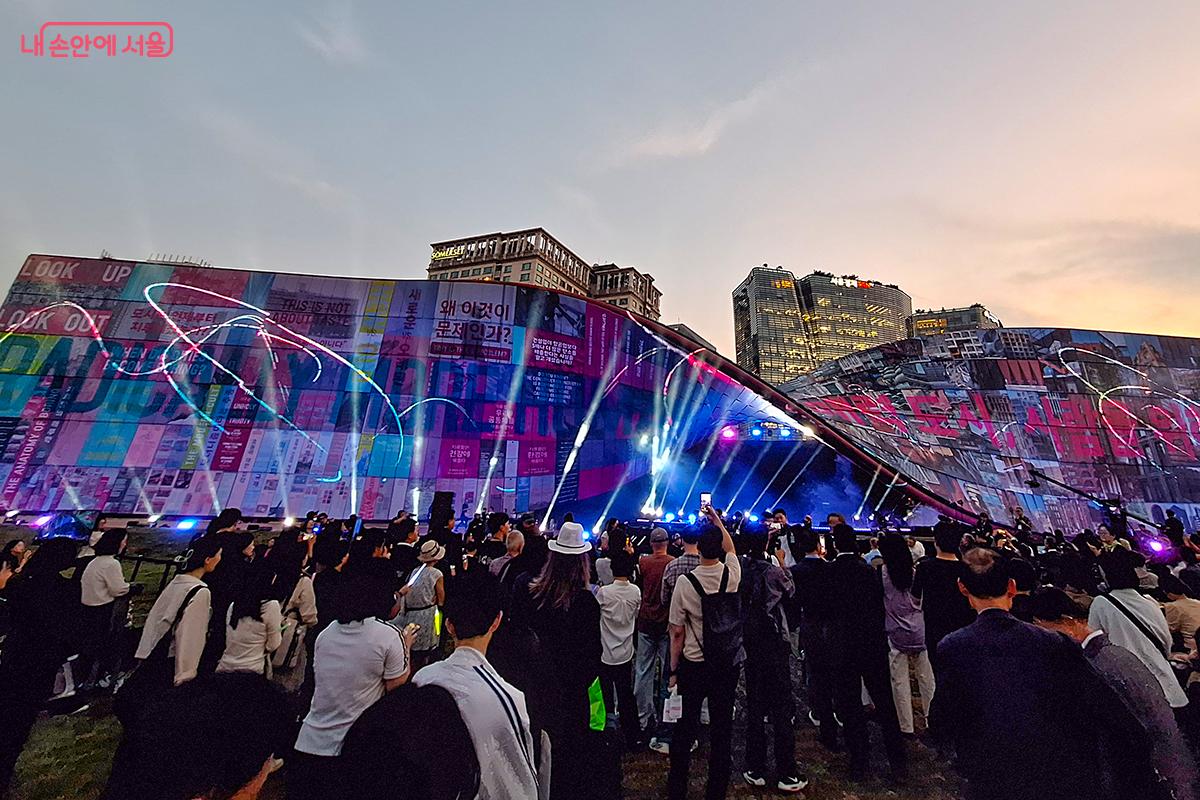 화려한 레이저쇼로 '2025 서울도시건축비엔날레'의 개막을 알린다. 