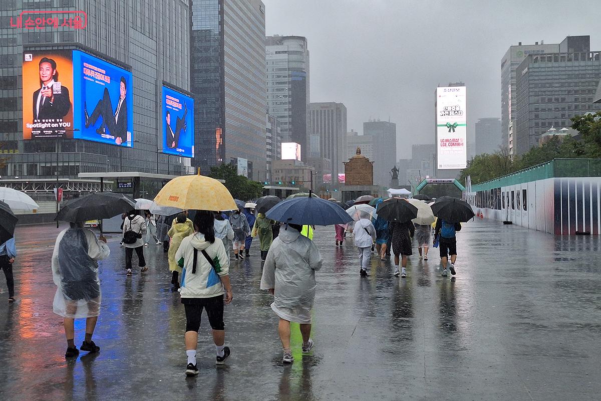 광화문 광장에 들어서자 세종대왕님의 동상과 대형 결승점이 완주를 앞둔 참가자들을 반긴다.