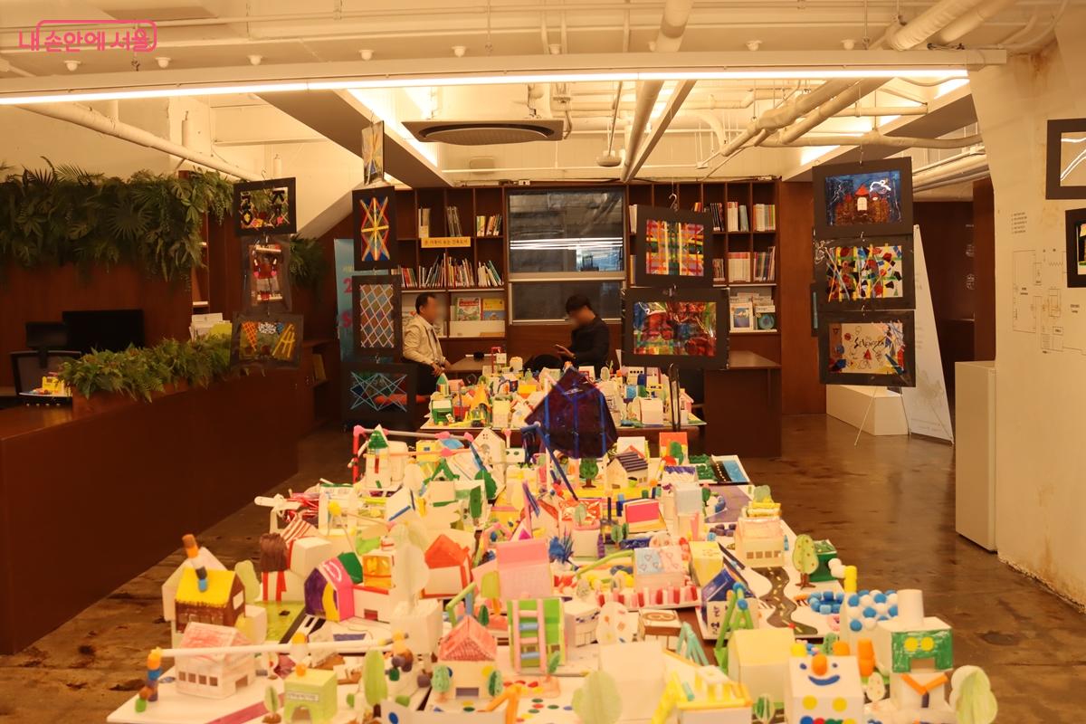 서울어린이건축학교에서 아이들의 손끝에서 태어난 꿈의 도시가 전시되어 있다.&nbsp;&copy;정향선