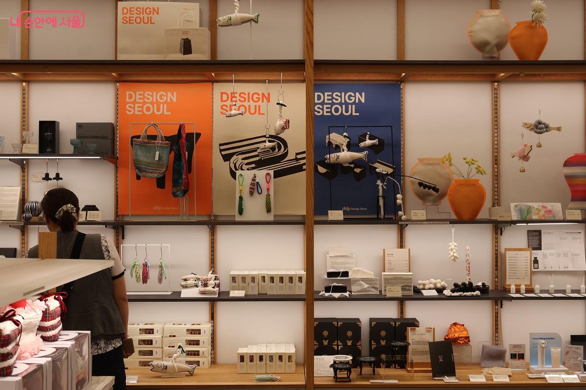 동대문역사문화공원역 DDP에 자리한 디자인 스토어 내부 모습 ©이봉덕