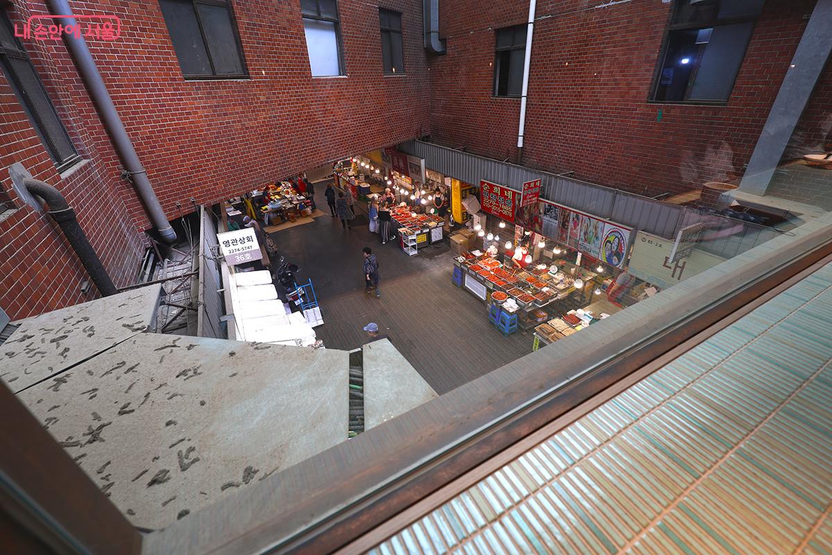 시장을 오가는 사람들을 내려다 보며 커피를 마신다. ©김주연