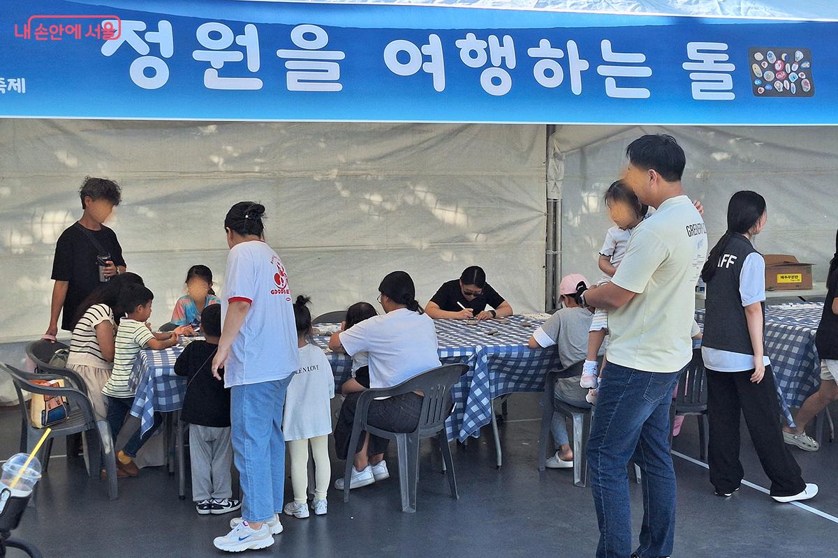 ‘정원을 여행하는 돌’ 부스에서는 강가에서 흔히 발견할 수 있는 조약돌에 참가자 각자의 개성이 담긴 문양을 새기며 세상에 하나뿐인 창작품을 만들어낸다.