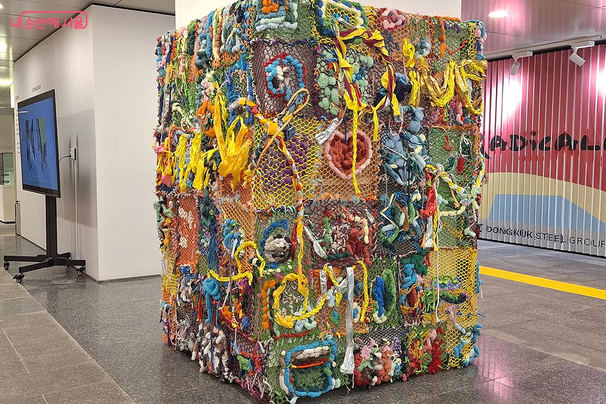 '아워갤러리' 전시관에는 '창작커뮤니티 프로젝트'가 진행 중이다.