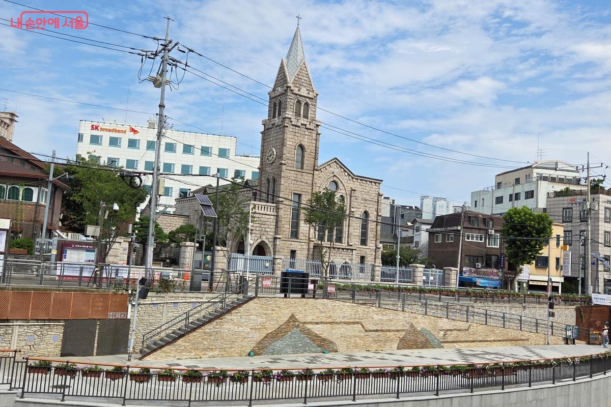 화강암을 쌓아 올려 지어진 돈암동성당은 서울미래유산이다. ©김미선
