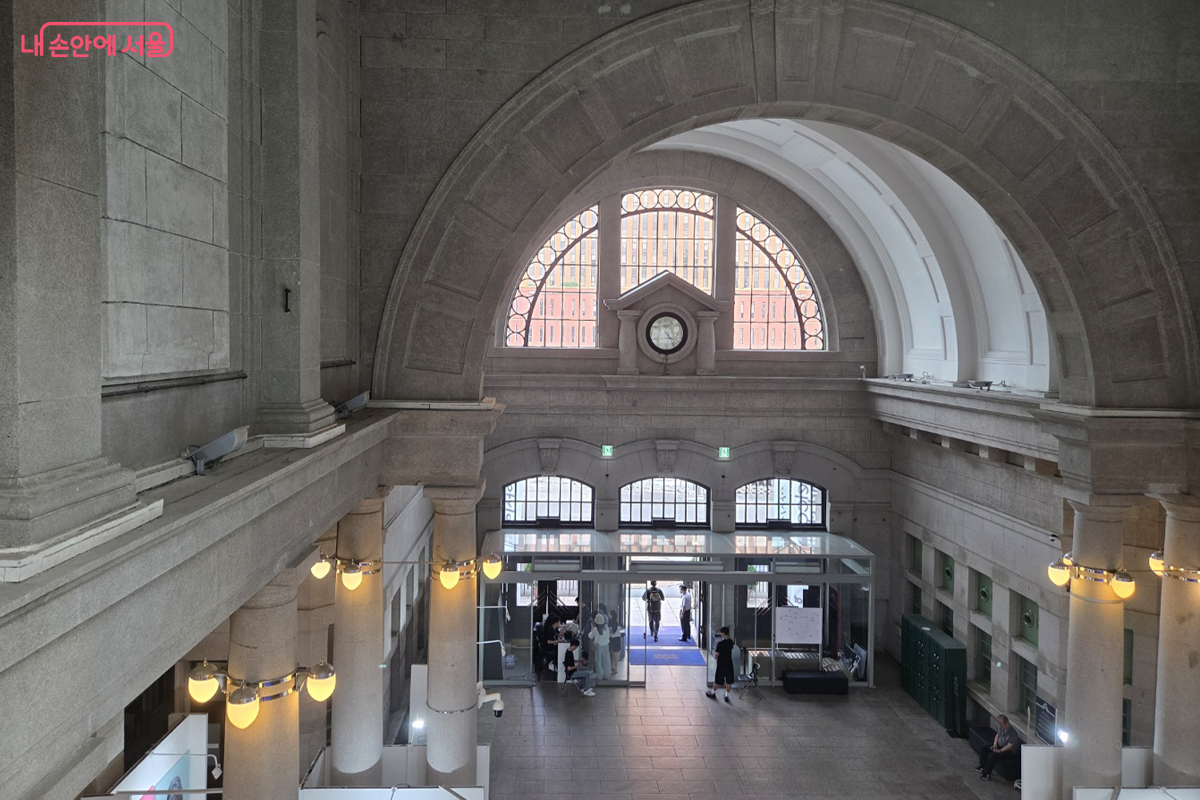 2층 간이 식당에서도 1층 중앙홀에 있는 시계를 볼 수 있어 시간을 보고 기차를 탈 수 있었다. ©장미화