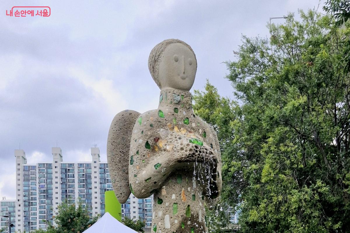 천사 조형물이 두 손을 모으고 그 사이로 물줄기가 흘러내리는 이영섭 작가의 ‘천사(샘)’ ©임채영