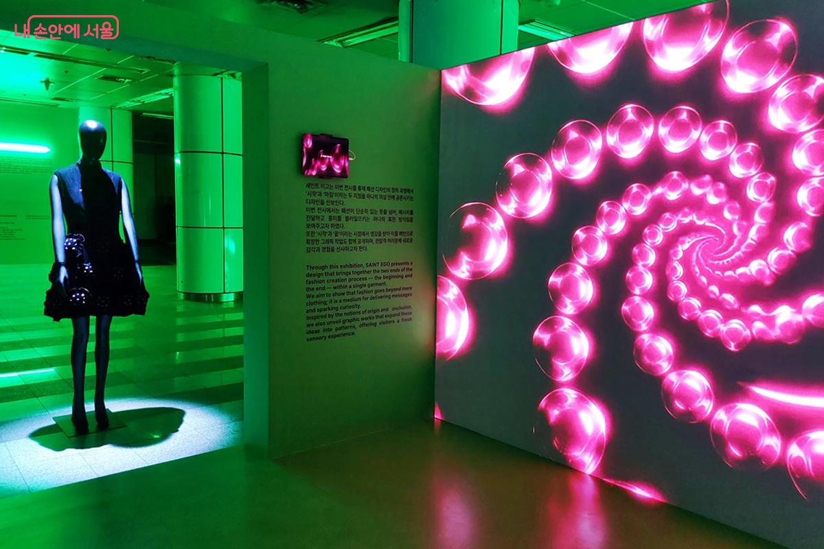 세인트이고는 이번 전시를 통해 시작과 마침이라는 두 지점을 하나의 의상 안에 공존하는 디자인을 선보인다. ©정향선